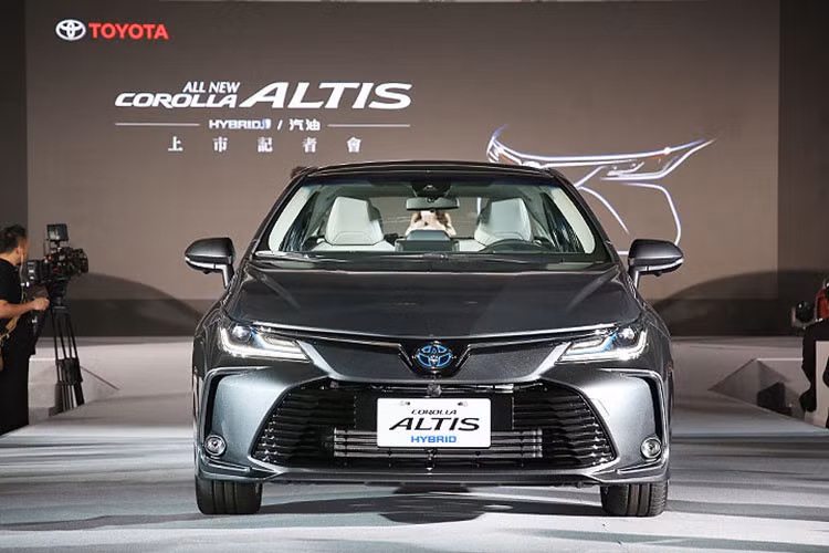 Qua tên gọi của các bản trang bị của xe, chúng ta có thể đoán ra được việc Toyota Corolla Altis 2019 tại Thái Lan có 3 tùy chọn động cơ. Thứ nhất là động cơ xăng Dual VVT-i 4 xi-lanh, dung tích 1,6 lít, sản sinh công suất tối đa 132 mã lực tại tua máy 6.400 vòng/phút và mô-men xoắn cực đại 159 Nm tại tua máy 4.200 vòng/phút. Động cơ này kết hợp với hộp số sàn 6 cấp hoặc CVT.