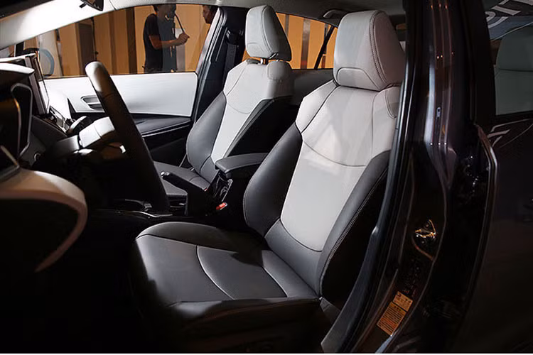 Kết hợp lại với nhau, động cơ và mô-tơ điện giúp Toyota Corolla Altis Hybrid 2019 sở hữu công suất tối đa 122 mã lực. Hệ thống động cơ hybrid này đồng hành cùng cụm pin niken-hyđrua kim loại và hộp số E-CVT.