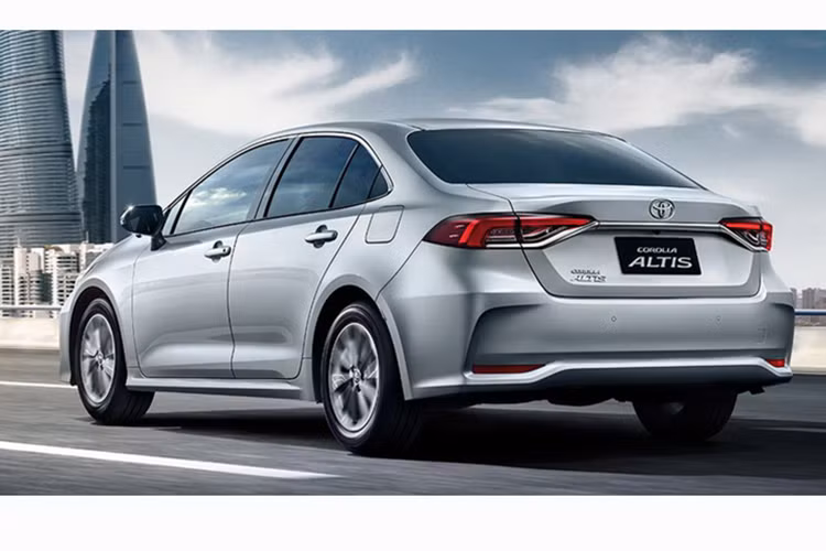 Về trang bị, Toyota Corolla Altis 2019 bản 1.6 G CVT tại Thái Lan có đèn pha Halogen thông thường, đèn hậu LED, ghế bọc da màu be phối nâu, mở cửa không cần chìa khóa và nút bấm khởi động máy. Trong khi đó, bản 1.8 GR Sport CVT có thêm đèn pha LED, đèn hậu LED toàn phần, ghế bọc da màu đen, camera lùi, hệ thống cảnh báo điểm mù và cảnh báo phương tiện cắt ngang khi lùi.