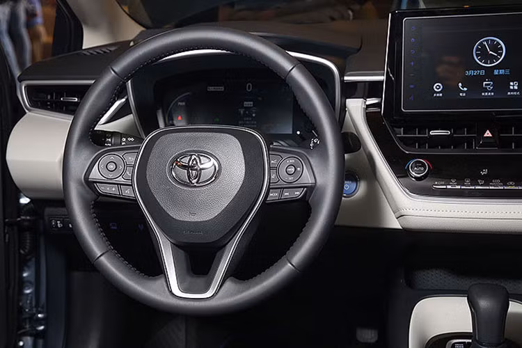 Thứ ba là hệ thống động cơ hybrid, bao gồm máy xăng Atkinson Cycle 4 xi-lanh, dung tích 1,8 lít và mô-tơ điện. Động cơ này cho công suất tối đa 98 mã lực tại tua máy 5.200 vòng/phút và mô-men xoắn cực đại 142 Nm tại tua máy 3.600 vòng/phút. Hai con số tương ứng của mô-tơ điện là 72 mã lực và 163 Nm.