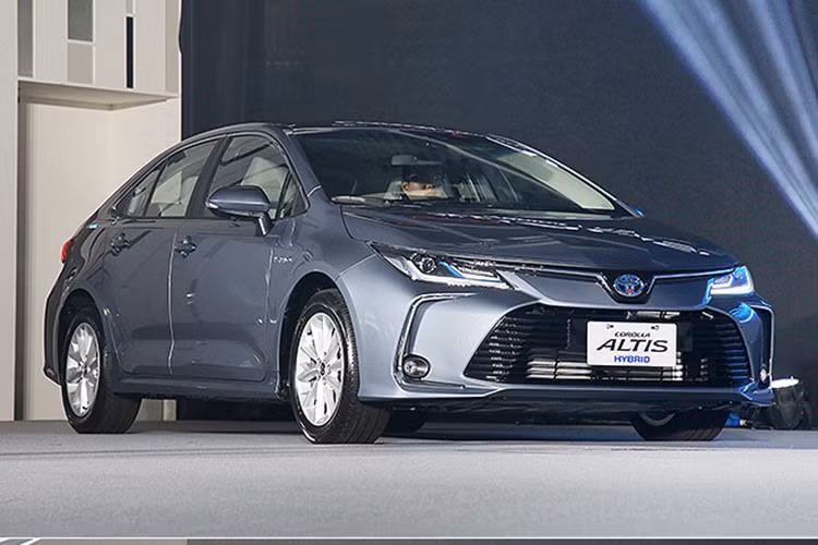 Theo đó, mẫu xe sedan Toyota Corolla Altis 2019 tại Thái Lan sẽ có tổng cộng 6 bản trang bị khác nhau. Trong đó, có 3 bản dùng động cơ xăng thông thường, bao gồm 1.6 J 6MT, 1.6 G CVT và 1.8 GR Sport CVT. Ba bản còn lại sẽ được trang bị hệ thống động cơ hybrid.
