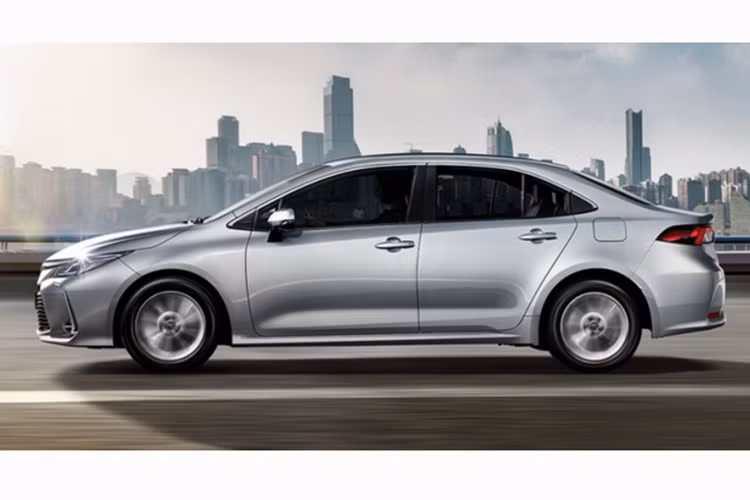 Riêng bản cao cấp nhất của Toyota Corolla Altis 2019 sẽ được trang bị thêm hệ thống định vị và hệ thống an toàn Safety Sense. Hệ thống an toàn này bao gồm chỉnh đèn pha tự động, cảnh báo mất tập trung, cảnh báo va chạm sớm và phanh tự động, cảnh báo chệch làn đường cộng thêm tính năng hỗ trợ đánh lái cũng như kiểm soát hành trình bằng radar.