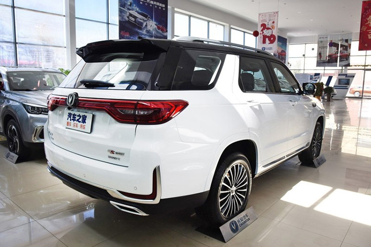 Là mẫu SUV cỡ lớn nhất của thương hiệu Changan hiện nay, CS95 2019 sở hữu lưới tản nhiệt đồ sộ, gần như bao trùm toàn bộ đầu xe, đồng thời đi kèm 8 nan mạ crôm nằm ngang, nối liền với cụm đèn pha. Trên lưới tản nhiệt có logo hình chữ V, xe còn được trang bị khe gió giả trên nắp capô. Chi tiết này giống với dòng SUV hạng sang Range Rover.