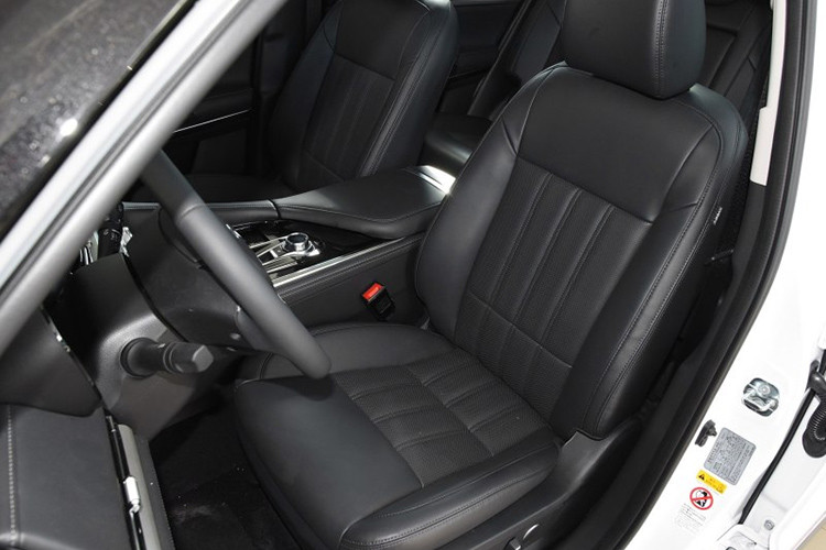 Nhìn chung, Changan CS95 sở hữu thiết kế như sự pha trộn giữa nhiều mẫu SUV hạng sang nổi tiếng. Đầu xe của Changan CS95, đặc biệt là lưới tản nhiệt, gợi liên tưởng đến xe sang Lexus. Trong khi đó, phần sườn xe của mẫu SUV này lại được đánh giá là giống Range Rover. Riêng phần đuôi xe, nhất là cụm đèn hậu có thiết kế tương tự Lincoln Navigator.