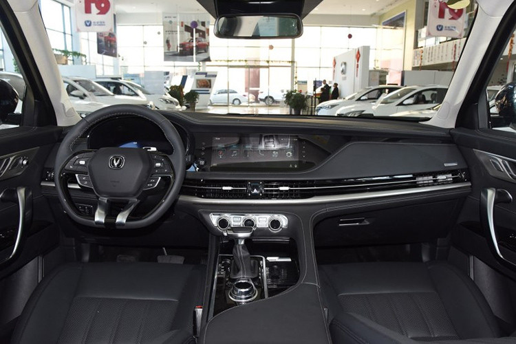 Bên trong xe là không gian nội thất 7 chỗ có thiết kế hứa hẹn thu hút giới trẻ. Những trang bị nổi bật của mẫu SUV Trung Quốc này bao gồm màn hình LCD 12,3 inch ở bảng đồng hồ, màn hình thông tin giải trí 10,25 inch, vô lăng đa chức năng 3 chấu với đáy phẳng thể thao, cửa gió điều hòa kéo dài sang 2 bên cửa và núm xoay điều khiển giúp nội thất trông tinh tế, công nghệ cao hơn.