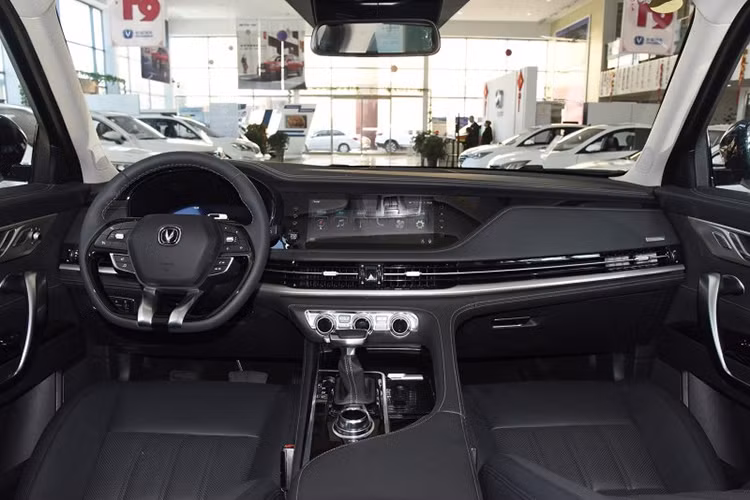 Bên trong xe là không gian nội thất 7 chỗ có thiết kế hứa hẹn thu hút giới trẻ. Những trang bị nổi bật của mẫu SUV Trung Quốc này bao gồm màn hình LCD 12,3 inch ở bảng đồng hồ, màn hình thông tin giải trí 10,25 inch, vô lăng đa chức năng 3 chấu với đáy phẳng thể thao, cửa gió điều hòa kéo dài sang 2 bên cửa và núm xoay điều khiển giúp nội thất trông tinh tế, công nghệ cao hơn.