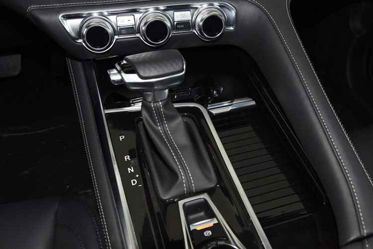 Nằm bên dưới nắp capô của Changan CS95 2019 là khối động cơ xăng 4 xi-lanh, tăng áp, dung tích 2.0 lít, sản sinh công suất tối đa 233 mã lực và mô-men xoắn cực đại 360 Nm. Sức mạnh được truyền tới cả 4 bánh thông qua hộp số tự động 6 cấp.