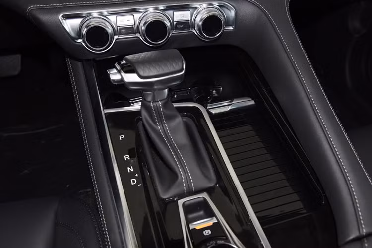 Nằm bên dưới nắp capô của Changan CS95 2019 là khối động cơ xăng 4 xi-lanh, tăng áp, dung tích 2.0 lít, sản sinh công suất tối đa 233 mã lực và mô-men xoắn cực đại 360 Nm. Sức mạnh được truyền tới cả 4 bánh thông qua hộp số tự động 6 cấp.