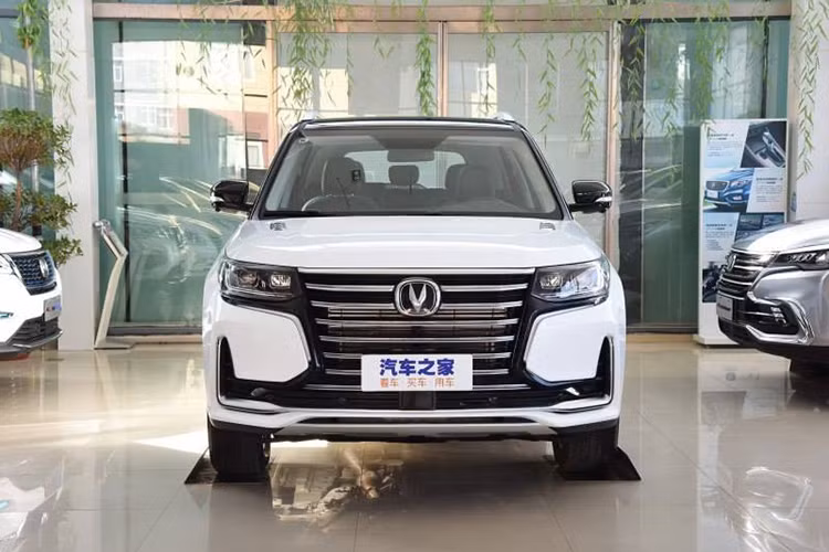 Bên sườn, Changan CS95 2019 mới có đường gân kéo dài từ cụm đèn pha đến đèn hậu phía sau và bộ vành hợp kim đa chấu với đường kính 19 inch. Đằng sau Changan CS95 2019 xuất hiện cụm đèn hậu LED nối liền với nhau. Bên dưới là cản sau đi kèm đèn phản quang hình boomerang, tạo sự tương đồng với thiết kế cản trước, và dải mạ crôm mới.