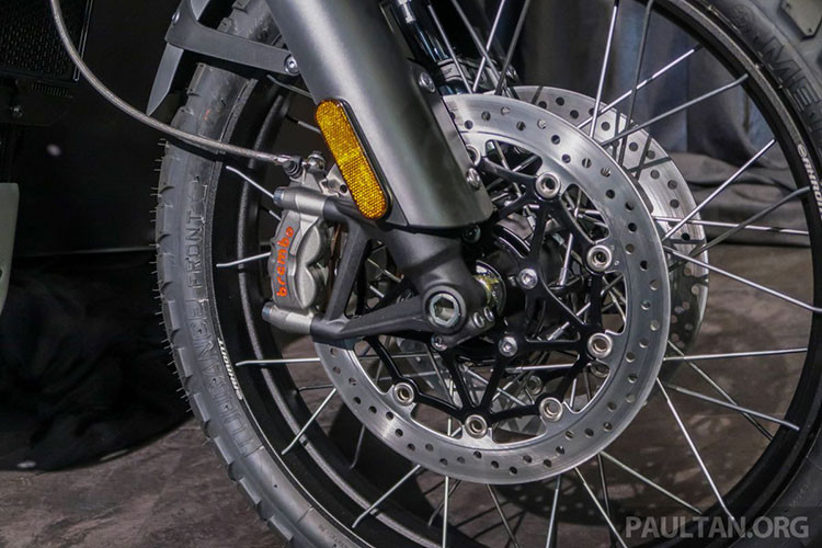 Cả hai bản Triumph Scrambler 1200 XC và XE đều dùng bộ vành 36 nan kích thước 21 inch ở trước và 17 inch ở sau, đi kèm là lốp đa địa hình Metzeler Tourance thể hiện mục đích sử dụng hướng đến offroad.