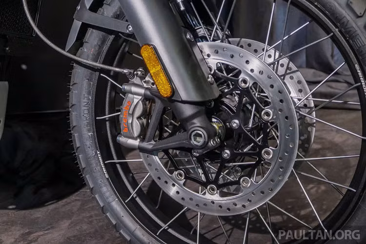 Cả hai bản Triumph Scrambler 1200 XC và XE đều dùng bộ vành 36 nan kích thước 21 inch ở trước và 17 inch ở sau, đi kèm là lốp đa địa hình Metzeler Tourance thể hiện mục đích sử dụng hướng đến offroad.