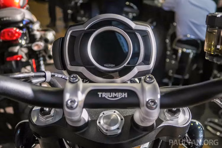 Về mặt trang bị, bảng đồng hồ là màn hình màu TFT với 2 chủ đề hiển thị tùy chọn, 4 chế độ vận hành (Road, Rain, Off-road và Sport). Phiên bản XC của xe sẽ có thêm chế độ vận hành thứ 5 do người dùng tự thiết lập, trong khi đó bản XE sẽ có thêm chế độ Offroad Pro, cho phép tắt ABS và kiểm soát lực kéo.