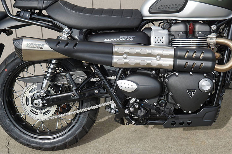 Tùy vào phiên bản mà hệ thống treo của xe sẽ khác nhau. Bản XE trang bị phuộc USD Showa hành trình 200mm, trong khi bản XE dùng phuộc Ohlins có hành trình dài hơn là 250 mm. Ở phía sau là cặp giảm xóc lò xo trụ với hành trình 200 mm và 250 mm, tương ứng với bản XC và XE.