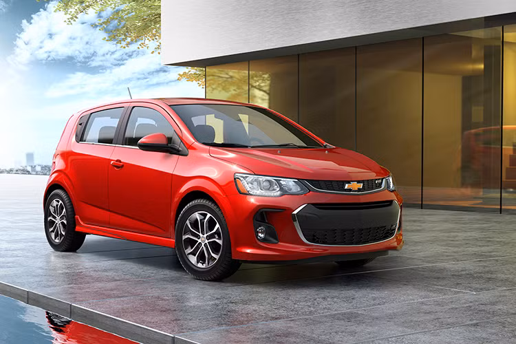 Bạn có thể lựa chọn mô hình Chevrolet Sonic 2017 với động cơ Ecotec tăng áp 1,4 lít. Nó có khả năng sản sinh công suất 138 mã lực, mô-men xoắn 23 lb-ft. Xe với kiểu dáng hoàn toàn mới cũng như được nâng cấp công nghệ hiện đại cho các tính năng giải trí và an toàn tiên tiến - hãy bỏ ra số tiền 18.455 USD (khoảng 414 triệu đồng) để sở hữu.