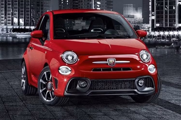 Fiat 500 Abarth 2017 mang phong cách thiết kế retro độc đáo, nó cung cấp cho người mua một số lựa chọn khá thú vị. Chẳng hạn, động cơ 1,4 lít cho công suất 101 mã lực, hoặc bạn sẽ cần phải chi 550 USD để có được bánh xe hợp kim. Mức giá cho mẫu xe cỡ nhỏ mang thương hiệu Ý này khoảng 19.995 USD (tương đương 448 triệu đồng).