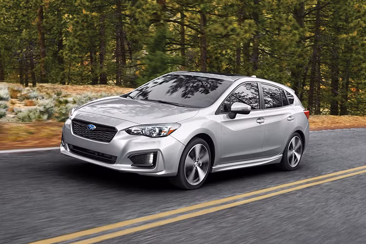 Subaru Impreza 5 cửa 2017 sử dụng động cơ 4 xi-lanh 2,0 lít cho công suất 148 mã lực. Subaru Impreza 5 cửa 2017 đã nhận được một số sửa đổi kiểu dáng nhưng kích thước vẫn giữ nguyên. Điều đó có nghĩa là nó vẫn có không gian rộng bên trong, 1.483 lít với ghế phía sau gấp lại. Với mức giá 19.715 USD (442 triệu đồng) bạn sẽ có một cỗ máy hoàn hảo. 