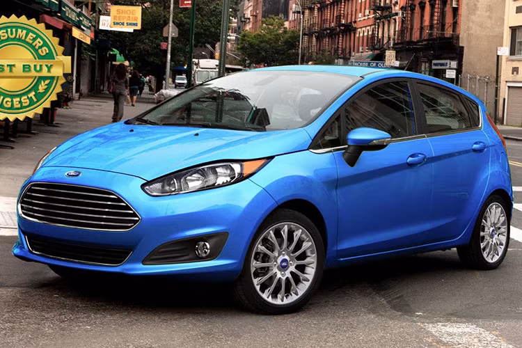 Ford Fiesta SE Hatchback 2017 được nhiều trang đánh giá xe cho rằng nó hấp dẫn không chỉ ở thiết kế bên ngoài, mà độ sắc nét của nó mà còn từ sức mạnh lái xe “ngọt ngào” khiến nhiều người dùng yêu thích. Sở hữu động cơ 1,6 lít cho công suất 120 mã lực, mẫu xe này hiện có mức giá khoảng 15.190 USD (tương đương 340 triệu đồng).