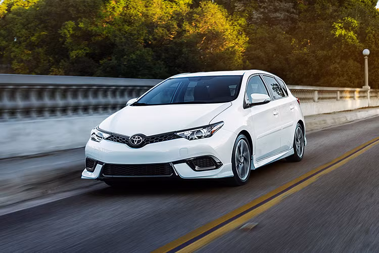 Toyota Corolla iM 2018 không phải là hoàn toàn mới. Nó có giá cả phải chăng 18.750 USD (khoảng 420 triệu đồng), đi kèm với nhiều công nghệ tiêu chuẩn như màn hình 7 inch cho hệ thống thông tin giải trí Pioneer, camera phía sau và bộ điều khiển khí hậu kép. Đây sẽ là một chiếc xe mới thích hợp cho giới trẻ.