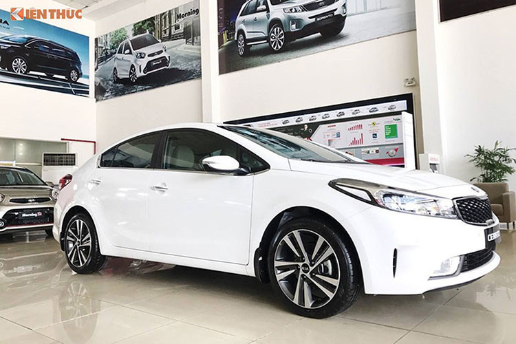 Kia Cerato xếp vị trí thứ 6 với doanh số 1.002 chiếc tăng tới 3 bậc so với tháng trước. Trên thị trường, Cerato 2019 thế hệ mới sẽ được bán ra với 4 phiên bản: 1.6MT, 1.6AT, 1.6AT Deluxe và 2.0AT Premium, mức giá tương ứng lần lượt là: 559, 589, 635 và 675 triệu đồng.