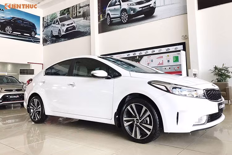 Kia Cerato xếp vị trí thứ 6 với doanh số 1.002 chiếc tăng tới 3 bậc so với tháng trước. Trên thị trường, Cerato 2019 thế hệ mới sẽ được bán ra với 4 phiên bản: 1.6MT, 1.6AT, 1.6AT Deluxe và 2.0AT Premium, mức giá tương ứng lần lượt là: 559, 589, 635 và 675 triệu đồng.