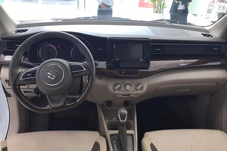 Bên trong nội thất của xe, bảng táp-lô được thiết kế với các đường kẻ ngang và hệ thống giải trí thông tin nổi. Vô-lăng 3 chấu kế thừa từ mẫu Swift mới, hai ghế trước được thiết kế với hai tông màu be và nâu. Ngoài ra, các trang bị nổi bật khác như; cổng sạc 12V cho ghế trước/sau, đầu cắm USB và audio, 4 loa...