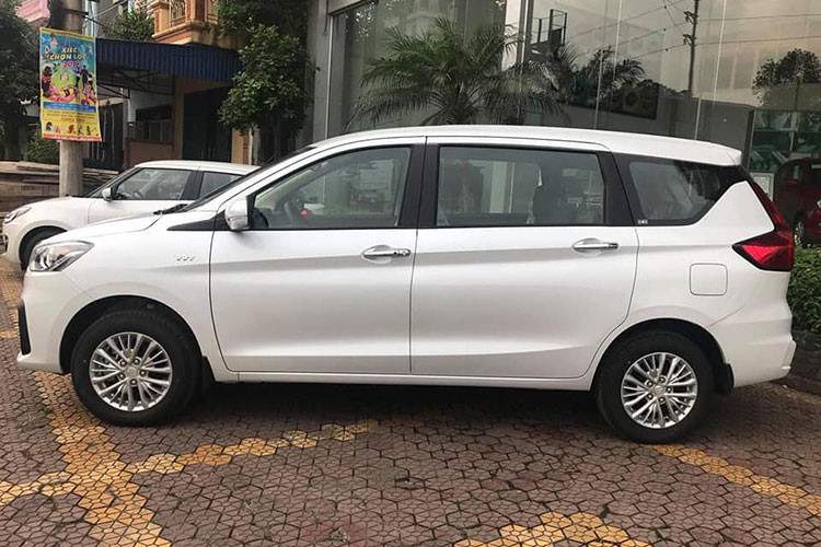 Theo nhà sản xuất, Suzuki Ertiga 2019 mới được xây dựng trên nền tảng khung gầm Heartect mới, giúp xe cứng và nhẹ hơn. Thiết kế đầu xe được thay đổi theo hướng thể thao hơn so với thế hệ tiền nhiệm. Cụm đèn pha projector hình thang và lưới tản nhiệt hình lục giác mạ crôm.