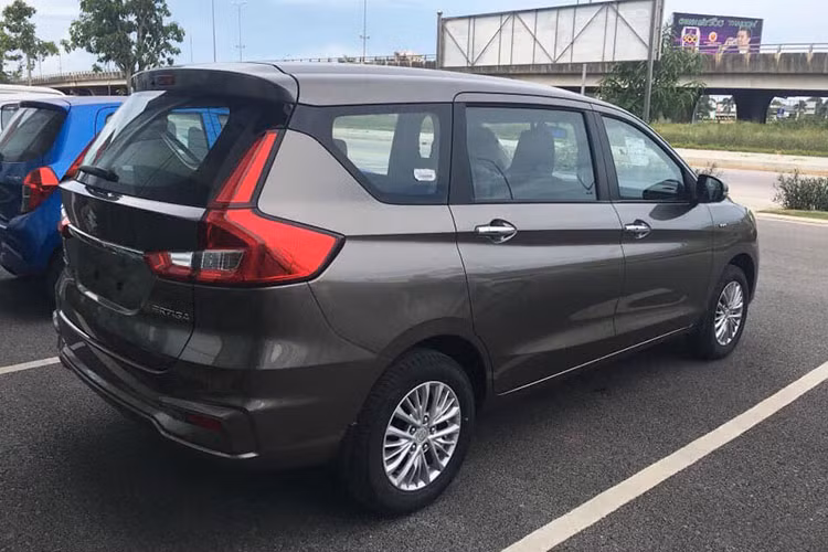 Nếu so với Mitsubishi Xpander, Suzuki Ertiga 2019 có mức giá thấp hơn tới 50 triệu đồng khi phiên bản thấp chỉ ở mức 499 triệu đồng, đây là lợi thế đáng để khách hàng phải cân nhắc đối với một mẫu xe phổ thông. Mặc dù vậy, việc tính năng ga tự động và cân bằng điện tử không xuất hiện chắc chắn sẽ khiến nhiều người cảm thấy hụt hẫng.