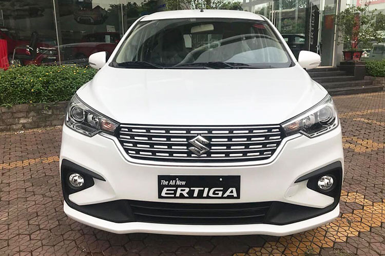 Đèn hậu của xe thiết kế dạng chữ L khiến đuôi xe trông bắt mắt hơn so với phiên bản trước đây. Cột D sơn đen tạo cảm giác rộng rãi khi nhìn từ ngoài vào trong cabin. Đèn phanh thứ 3 được tích hợp trên cánh gió sau.