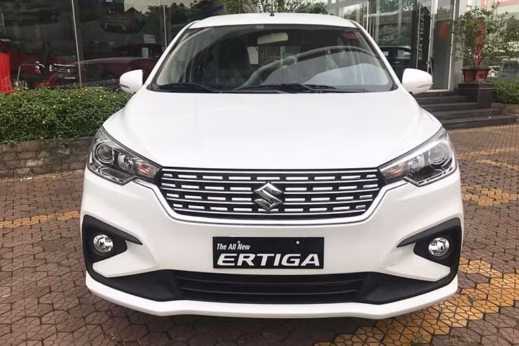 Đèn hậu của xe thiết kế dạng chữ L khiến đuôi xe trông bắt mắt hơn so với phiên bản trước đây. Cột D sơn đen tạo cảm giác rộng rãi khi nhìn từ ngoài vào trong cabin. Đèn phanh thứ 3 được tích hợp trên cánh gió sau.