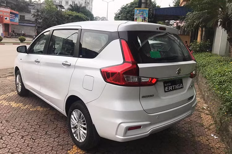 Suzuki Ertiga 2019 sở hữu các thông số ngoại thất với chiều dài 4.395 mm, chiều rộng 1.735 mm và cao 1.690 mm, dài hơn 130 mm, rộng hơn 40 mm so với đời trước nhưng chiều dài trục cơ sở vẫn là 2.740 mm so với bản tiền nhiệm. Mâm hợp kim đa chấu kích thước 15-inch.