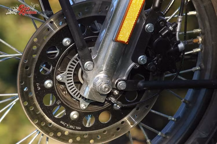 Hệ thống đèn hậu, đèn tín hiệu cũng được "thiết kế mang màu sắc cổ điển nhưng hiện đại, khiến chiếc xe trông đầy đặn hơn mà vẫn không mất đi vẻ đẹp vốn có. Trên mẫu xe này, nó được hãng xe máy Royal Enfield trang bị phuộc ống lồng trước và giảm xóc đôi dạng lò xo trụ ở sau.