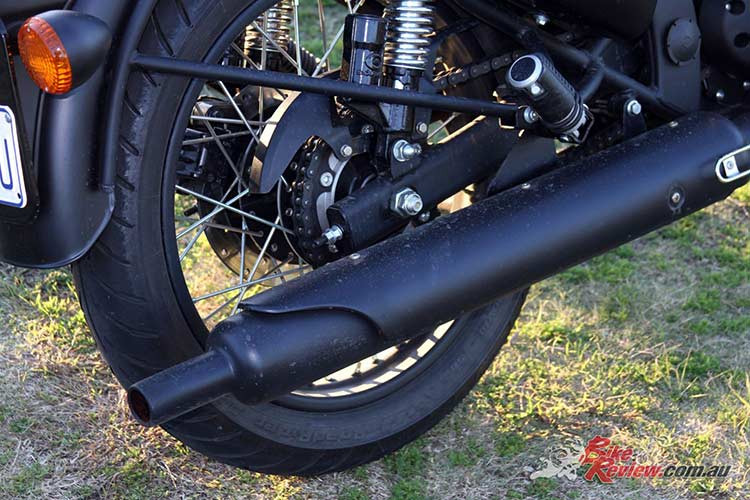 Xe sử dụng bộ vành nan 19 inch ở trước và 18 inch ở sau, đi kèm là phanh đĩa ở cả trước và sau tích hợp hệ thống chống bó cứng phanh ABS. Một trong những chi tiết thiết kế đắt tiền ở Classic 500 là ống xả to được sơn nhám màu đen kèm ốp mang phong cách của những chiếc môtô cổ.