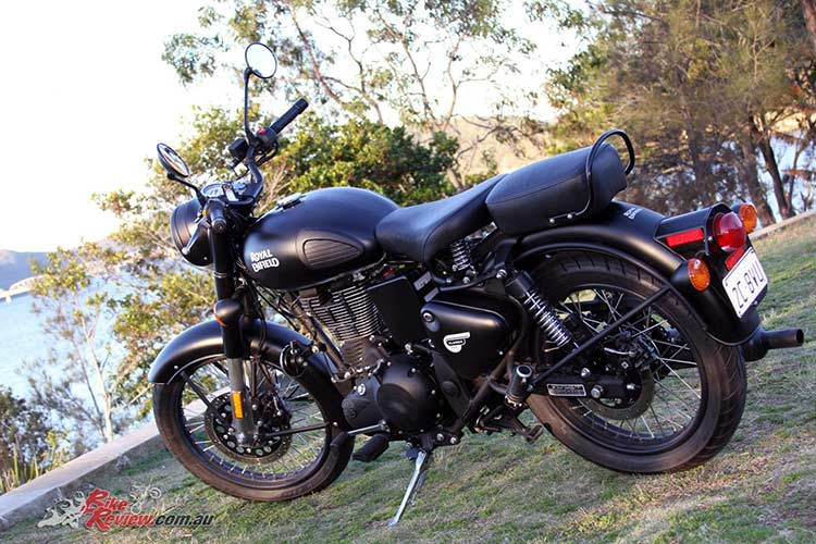 Royal Enfield Classic 500 ABS 2018 sẽ được bán ra dưới dạng phiên bản mới, bao gồm hai tùy chọn màu là xanh và đen. Về giá thành, Royal Enfield Classic 500 ABS có giá 210.000 Rupee (tương đương 68 triệu đồng), cao hơn phiên bản tiêu chuẩn 20.000 Rupee (6,5 triệu đồng).