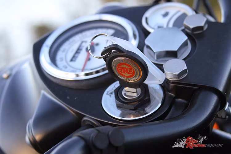 Đồng hồ tốc độ, đồng hồ báo xăng… được "hôn phối" một cách tinh tế, nằm phía trên đèn pha trông rất cuốn hút. Nó mang thiết kế cổ điển với duy nhất đồng hồ báo tốc độ và hiển thị số quãng đường đã qua. một đồng hồ nhỏ báo xăng xuất hiện bên phải, cùng với đó là ổ khoá điện.