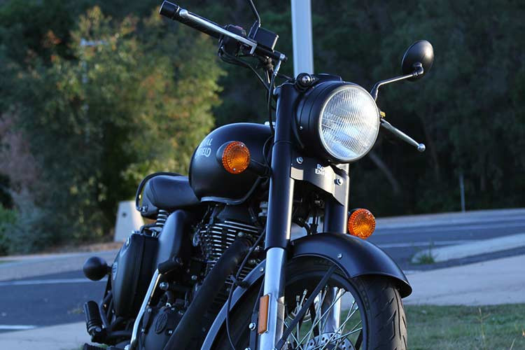 Ngoài bổ sung hệ thống phanh ABS, các trang bị còn lại trên Royal Enfield Classic 500 ABS vẫn không có gì khác so với bản tiêu chuẩn. Xe vẫn có ngoại hình cổ điển, dựa trên những chiếc môtô thời thế chiến. Nét cổ điển của xe thể hiện rõ nhất ở các bộ phận như đèn pha của xe.