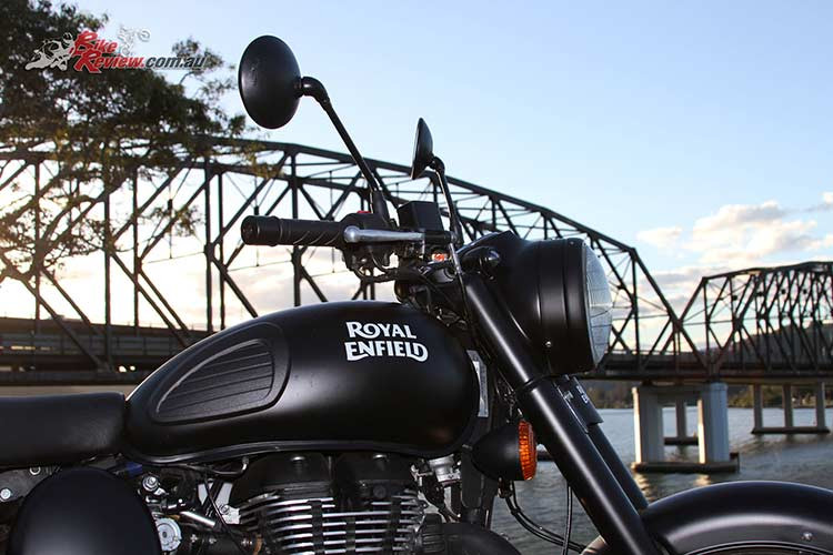 Thân xe với các chi tiết được phối màu dạng nhám cùng dòng chữ Royal Enfield cách điệu nổi bật tạo điểm nhấn. Bình xăng của xe vẫn là dạng giọt nước với thiết kế ốp hai bên bằng nhựa mềm tạo điểm nhấn cũng như kẹp chân cho các tay lái khi muốn tăng tốc hoạc ôm cua...