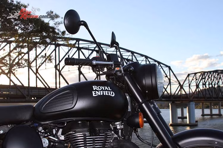 Thân xe với các chi tiết được phối màu dạng nhám cùng dòng chữ Royal Enfield cách điệu nổi bật tạo điểm nhấn. Bình xăng của xe vẫn là dạng giọt nước với thiết kế ốp hai bên bằng nhựa mềm tạo điểm nhấn cũng như kẹp chân cho các tay lái khi muốn tăng tốc hoạc ôm cua...