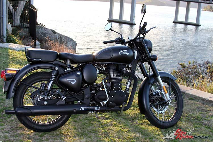 Cách đây vài tháng, mẫu Royal Enfield Classic 350 ABS đã được tung ra thị trường, đây là mẫu xe đầu tiên của thương hiệu xe Anh được trang bị phanh an toàn. Sau khi mẫu xe này được bán ra, thương hiệu xe môtô ANh quốc tiếp tục nâng cấp ABS cho các mẫu xe khác như Himalayan hay Thunderbird, và mới nhất là Royal Enfield Classic 500 ABS.