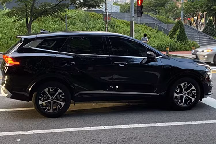 Sau ngày lộ diện không lâu, mẫu xe crossover Kia Sportage 2022 đã bị bắt gặp những hình ảnh thực tế đầu tiên khi đang chạy tại Hàn Quốc với ngoại hình đen gần như toàn bộ giúp xe trở nên "ngầu" và khá bệ vệ. Đặc biệt, với lớp sơn đen, những chi tiết mạ crom trải dài ngoại hình của Kia Sportage cũng trở nên nổi bật và thu hút người nhìn hơn.