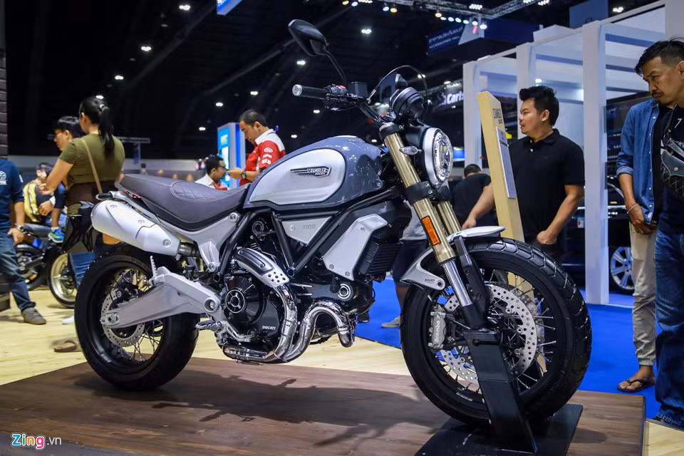 Ducati mang đến triển lãm Bangkok Motor Show 2018 chiếc Scrambler 1100. Hiện tại, Scrambler là dòng xe nhiều biến thể nhất của Ducati, lên đến 11 biến thể khác nhau. Riêng bản Ducati Scrambler 1100 mới có đến 3 lựa chọn, gồm bản thường, bản Sport và bản Special.