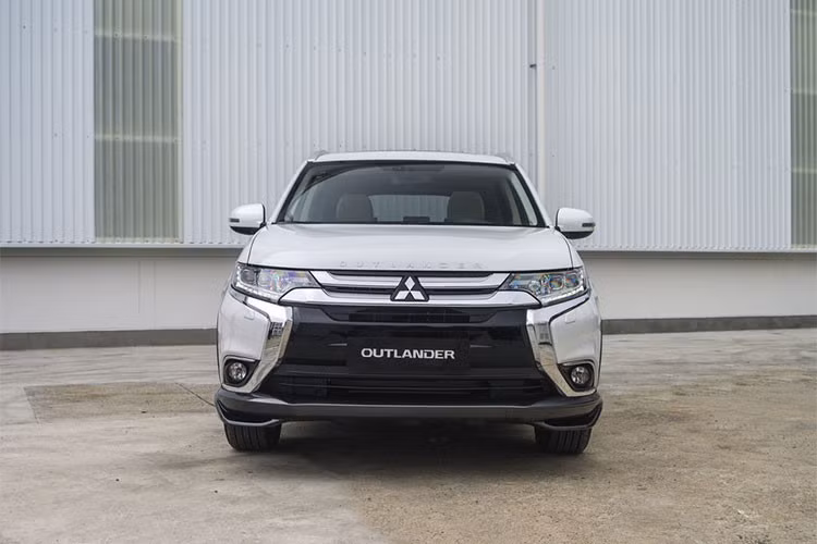 Mitsubishi Outlander CKD 2018 được xuất xưởng vào ngày 23/1/2018, từ một mẫu crossover đắt nhất phân khúc sau khi chuyển từ diện nhập khẩu sang lắp ráp trong nước đã đảo ngược chiều trở thành có giá khởi điểm rẻ nhất trong phân khúc và lấn át thị phần của các đối thủ như Mazda CX-5, Honda CR-V và Nissan X-Trail.