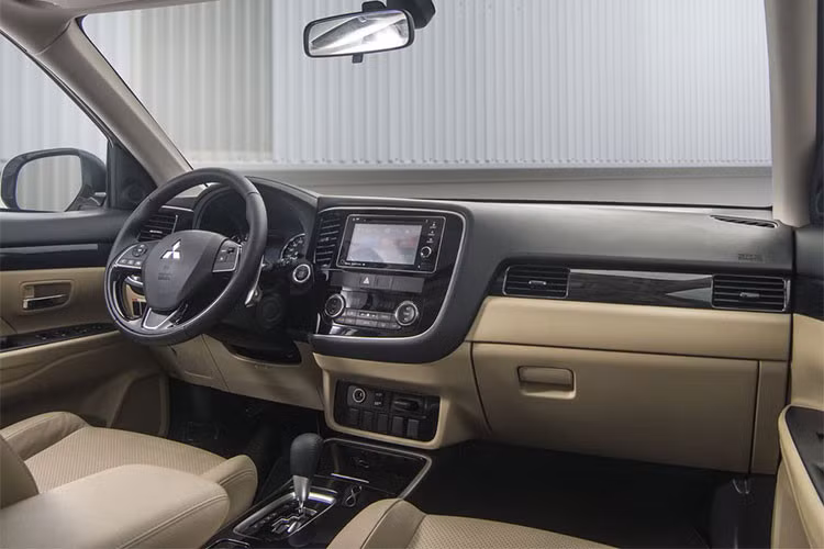 Trên phiên bản thấp nhất 2.0 CVT chỉ được trang bị ghế nỉ, ghế lái chỉnh cơ trong khi đó 2 phiên bản còn lại được trang bị ghế da màu be, ghế lái chỉnh điện 8 hướng, cửa sổ trời được tích hợp lẫy chuyển số thể thao trên vô lăng. Cả 3 phiên bản Outlander đều được trang bị 7 chỗ ngồi và tiện ích giống nhau như: chìa khóa thông minh và khởi động Start/Stop, màn hình cảm ứng 7 inch, khóa cửa trung tâm….