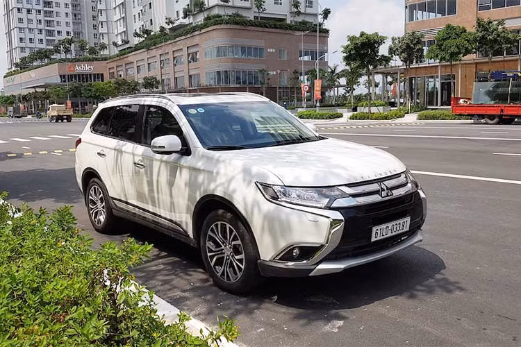 Tại thời điểm ra mắt, động thái trang bị thêm nhiều tính năng cho bản 2.0 CVT cùng mức giá bán hấp dẫn trong khi hai phiên bản Premium cao hơn lại giảm giá rất có thể thấy Mitsubishi Việt Nam đang muốn nhắm tới những khách hàng bình dân hơn và biến Outlander 2.0 CVT thành "quân bài chiến lược" của mình trong năm 2018.