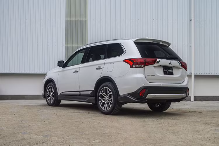 Cụ thể, với giá bán Mitsubishi Outlander tại thị trường Việt Nam như sau; phiên bản Mitsubishi Outlander 2.0 CVT giá 823 triệu, giảm 15 triệu còn 808 triệu; phiên bản Outlander 2.0 CVT Pre giá gốc 942 triệu giảm 33 triệu, còn 909 triệu đồng, 2.4 CVT Premium giá gốc 1.1 tỷ đồng, giảm 51 triệu còn 1.049 tỷ đồng.