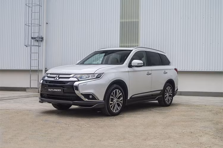 Mới đây, Mitsubishi Việt Nam đã bất ngờ giảm giá xe Mitsubishi Outlander cho các khách hàng đặt cọc từ tháng 10/2018 với ưu đãi lên đến 51 triệu đồng. Đây được xem là một trong những mẫu crossover tầm trung khá quen thuộc đối với khách hàng Việt trong thời gian qua.