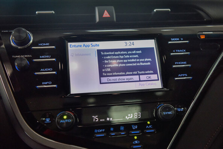 Phía sau của chiếc Toyota Camry SE 2021 nhập Mỹ có lẫy chuyển số thể thao. Ghế lái của xe chỉnh điện 10 hướng đi kèm chức năng ghi nhớ vị trí ghế lái. Gương chiếu hậu và vị trí tay lái tích hợp chìa khóa thông minh.