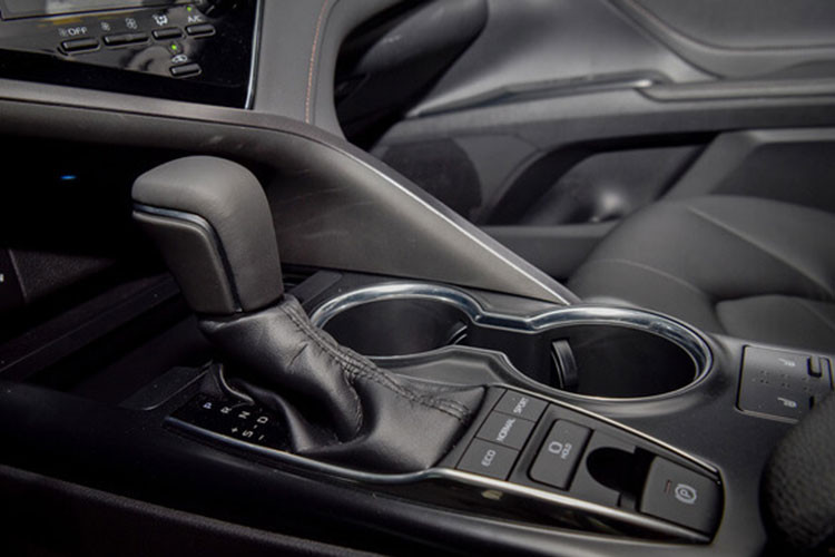 Nội thất của xe tích hợp nhiều tiện nghi cao cấp. Rèm che nắng chỉnh tay, cửa gió điều hoà riêng biệt phối với cổng sạc bên dưới. Ghế ngồi khoang sau có thể điều chỉnh ngả lưng bằng điện tích hợp tại cụm điều khiển ở bệ tỳ tay. Đây là nơi khách hàng có thể điều chỉnh nhiều tính năng khác như điều hòa nhiệt độ, tăng/giảm âm lượng,...