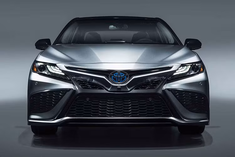Thiết kế Toyota Camry tại Việt Nam trước đây thường khác biệt lớn so với bản bán tại thị trường ôtô toàn cầu, nhưng hiện tại đã có sự tương đồng. Hai bản đang bán tại Việt Nam có thiết kế khá giống bản LE tại Mỹ. Tuy nhiên, Toyota cung cấp cho thị trường Mỹ 12 lựa chọn khác nhau, chênh lệch khá nhiều so với đội hình gồm 2 phiên bản tại thị trường Việt Nam.