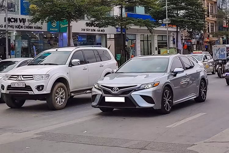 Toyota Camry thế hệ thứ 8 sở hữu kích thước 4.885 x 1.840 x 1.445 mm. Chiều dài trục cơ sở 2.825 mm. Ở thế hệ mới, xe sử dụng nền tảng Toyota New Global Architecture (TNGA). Toyota Camry trang bị thép cường độ cao, công nghệ đúc mới nhằm cải thiện độ cứng cáp, không tăng nhiều trọng lượng.