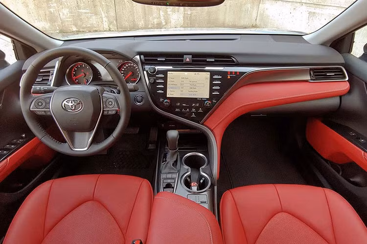 Những hình ảnh chụp bên ngoài chưa thể biết được chiếc xe có sự khác biệt nào so với bản hiện hành tại thị trường Việt Nam. Bên trong xe, điều hòa tự động 2 vùng là trang bị tiêu chuẩn, bản cao cấp sử dụng điều hòa 3 vùng độc lập. Hãng xe Nhật mang đến 3 màn hình bên trong khoang cabin bao gồm màn hình 10 inch hiển thị trên kính lái HUD, màn hình 7 inch tại cụm đồng hồ, màn hình trung tâm cảm ứng 8 inch.